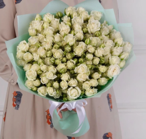 baby roses nad gypsophila fillers bouquet