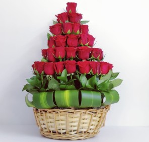 29 ROSES IN PYRAMID SHAPE